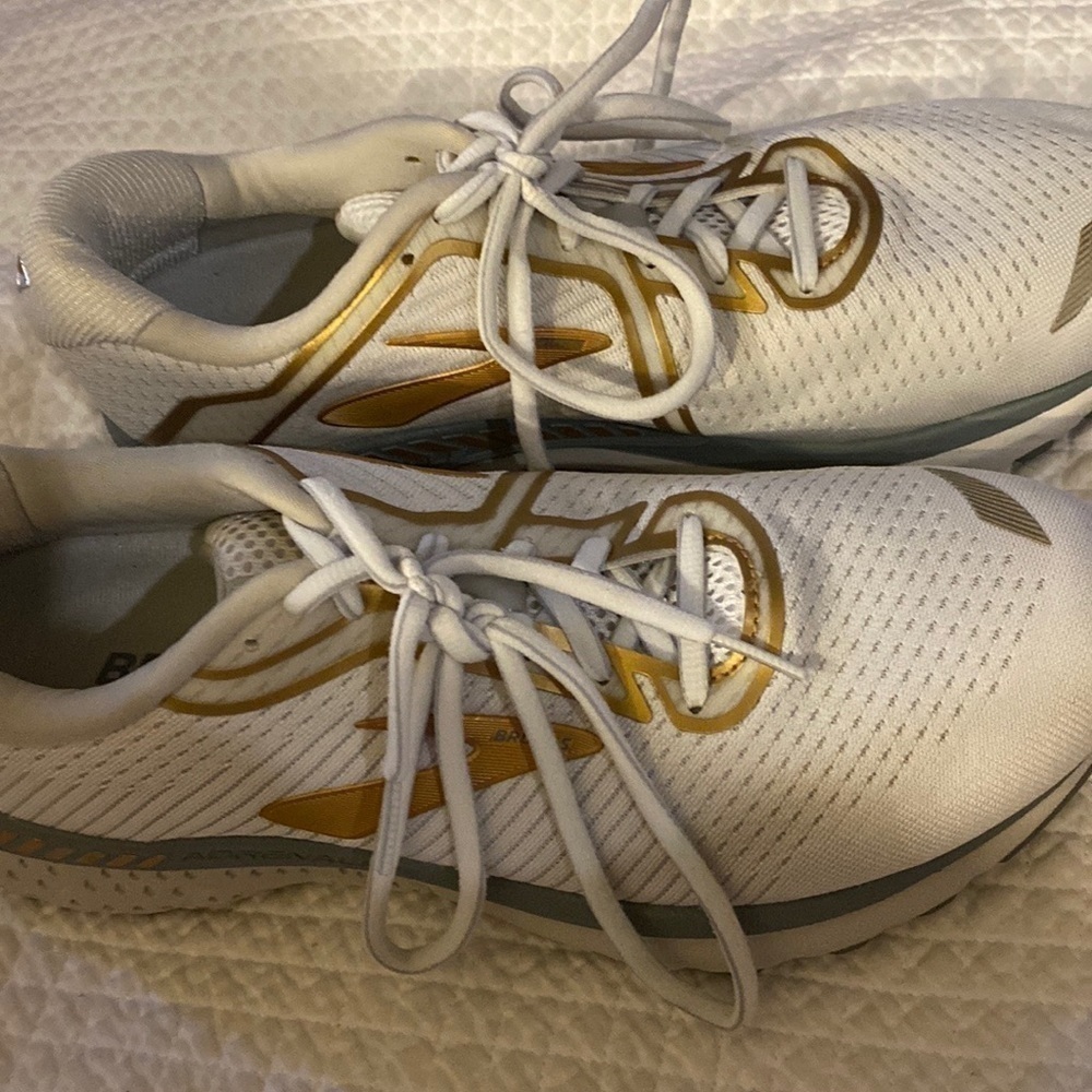 Brooks Adrenaline GTS 20 White/Grey/Gold 10